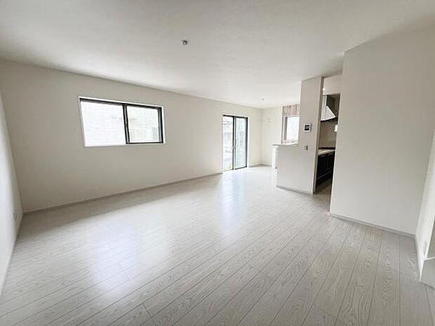 リビングダイニングになります。ご家族そろっての素敵な空間になりそうですね。