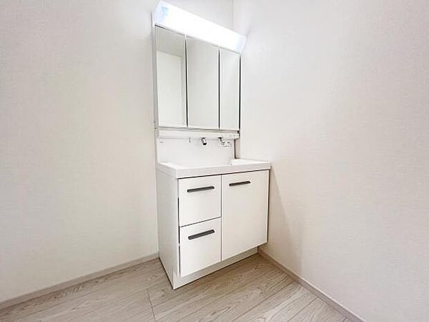 洗面化粧台です。朝の身支度から1日が始まります。