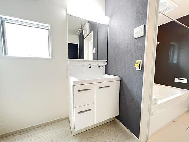 洗面化粧台です。朝の身支度から1日が始まります。