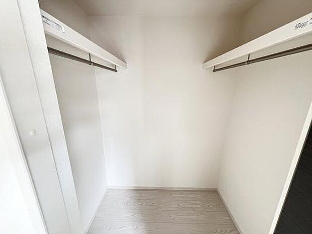 ウォークインクローゼットがあり収納スペースも豊富。季節物もスッキリ片付きそうです。