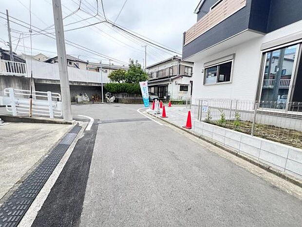 前面道路を含めた現地写真です。