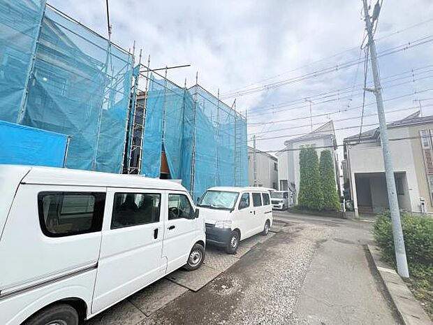 前面道路を含めた現地写真です。