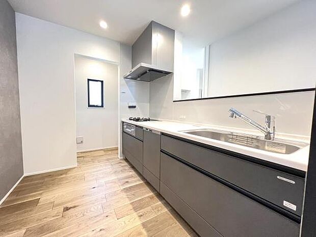 ご家族を見守りながら家事が捗る対面式キッチン。お料理をしながらご家族のサポートも可能です。