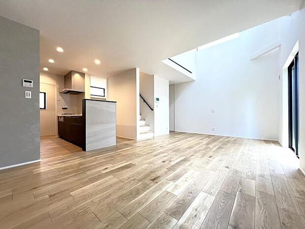 お食事中もキッチンと会話が楽しめるダイニングスペース。