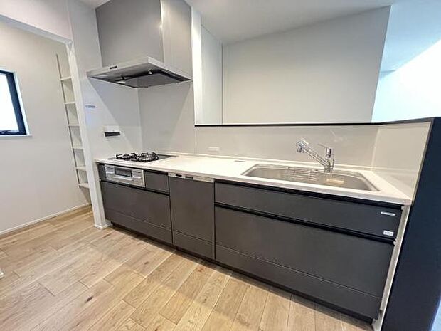 作業スペースが広く家事動線をゆったりと確保できるキッチンです。