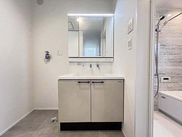 3面鏡タイプの洗面化粧台です。鏡面裏に小物を収納でき、生活感も隠せます。