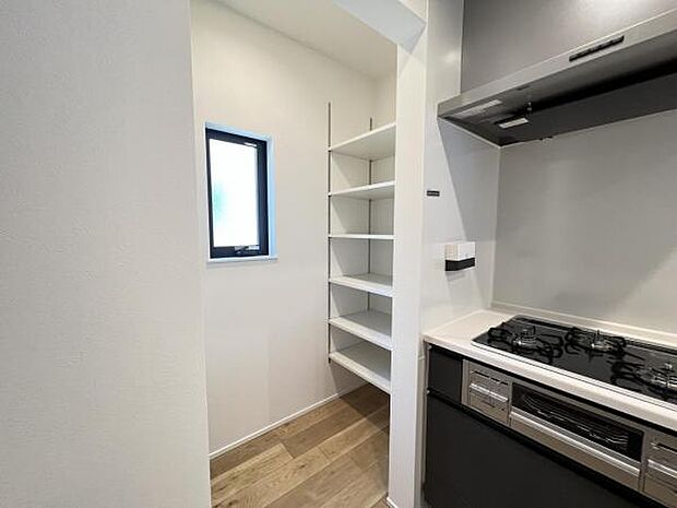 キッチン横にはパントリーがございます