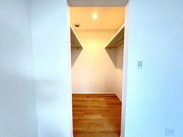 ウォークインクローゼット付きで収納も豊富。お部屋のスペースを有効的に使えそうですね。