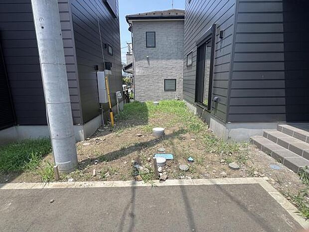 駐車場です。前面道路との高低差も少なく、スムーズに出入りできます。