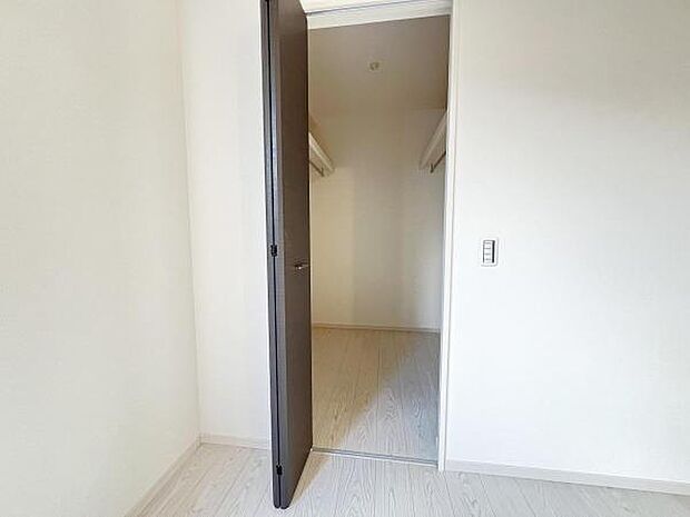 ウォークインクローゼットがあり収納スペースも豊富。季節物もスッキリ片付きそうです。