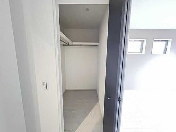 ウォークインクローゼットがあり収納スペースも豊富。季節物もスッキリ片付きそうです。