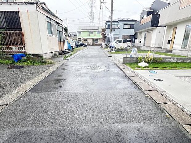 前面道路を含めた現地写真です。