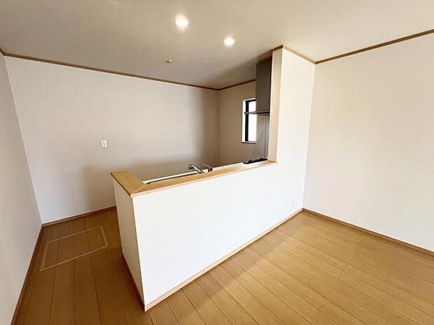 お食事中もキッチンと会話が楽しめるダイニングスペース。