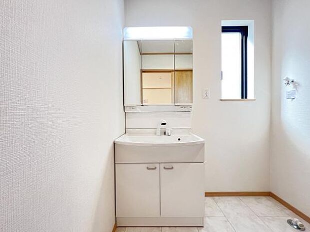 洗面化粧台です。朝の身支度から1日が始まります。