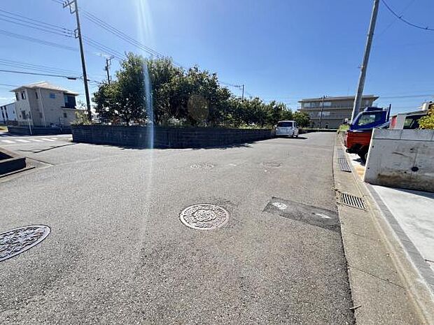 前面道路を含めた現地写真です。