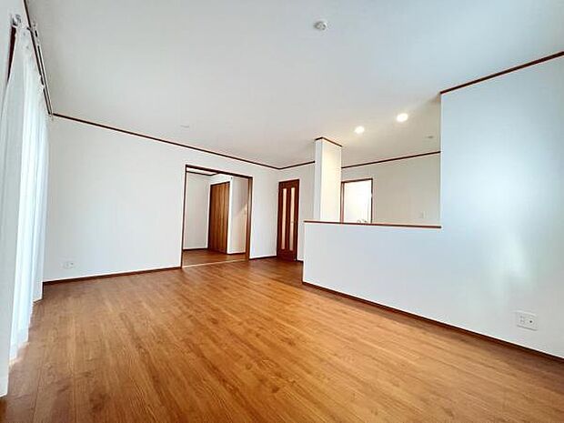 リビングダイニングになります。ご家族そろっての素敵な空間になりそうですね。