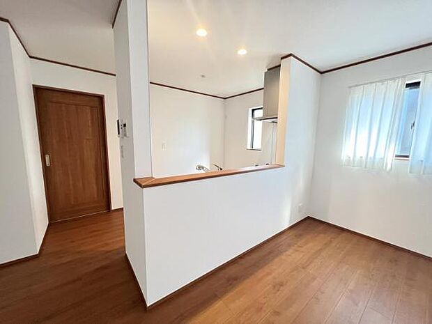 お食事中もキッチンと会話が楽しめるダイニングスペース。