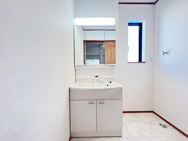 洗面化粧台です。朝の身支度から1日が始まります。