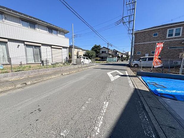 前面道路を含めた現地写真です。