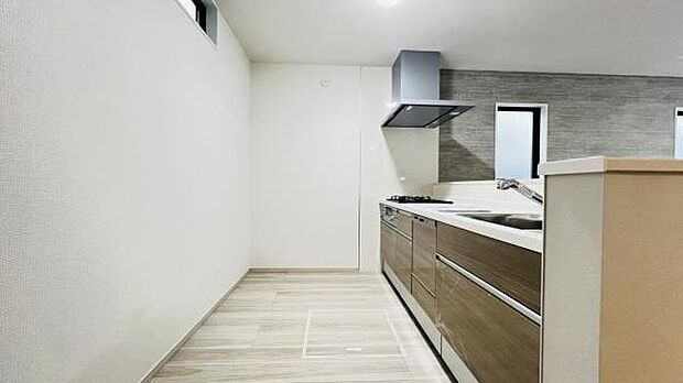 お食事中もキッチンと会話が楽しめるダイニングスペース。