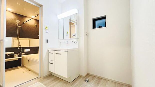 洗面化粧台です。朝の身支度から1日が始まります。