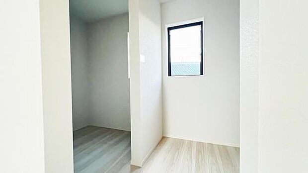 ウォークインクローゼットがあり収納スペースも豊富。季節物もスッキリ片付きそうです。