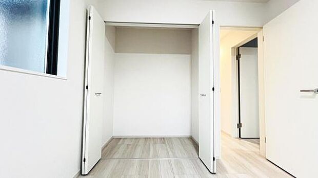 いつでもお部屋をスッキリお使い頂ける収納スペースを設置。