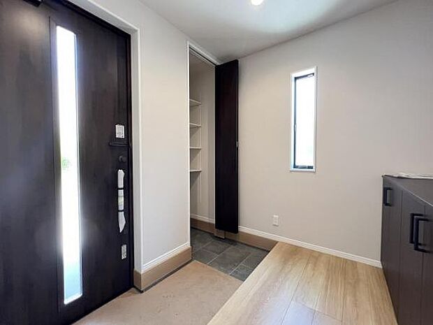 玄関がいつも片づくシューズインクローゼットがあります。