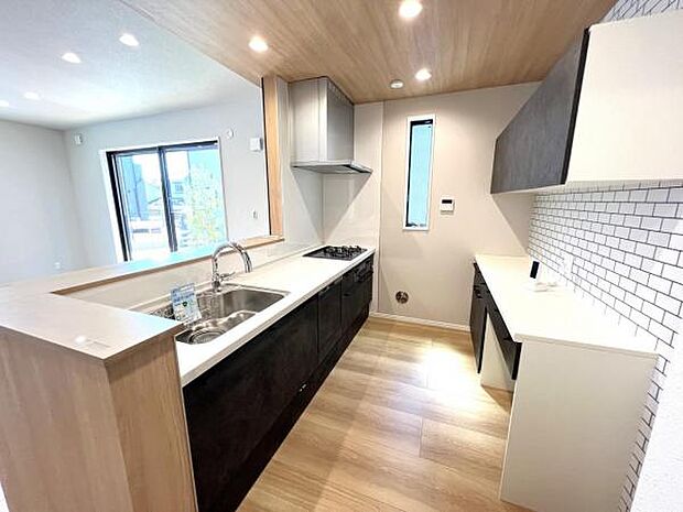 ご家族を見守りながら家事が捗る対面式キッチン。お料理をしながらご家族のサポートも可能です。