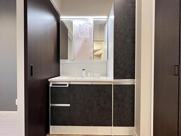 洗面化粧台です。朝の身支度から1日が始まります。