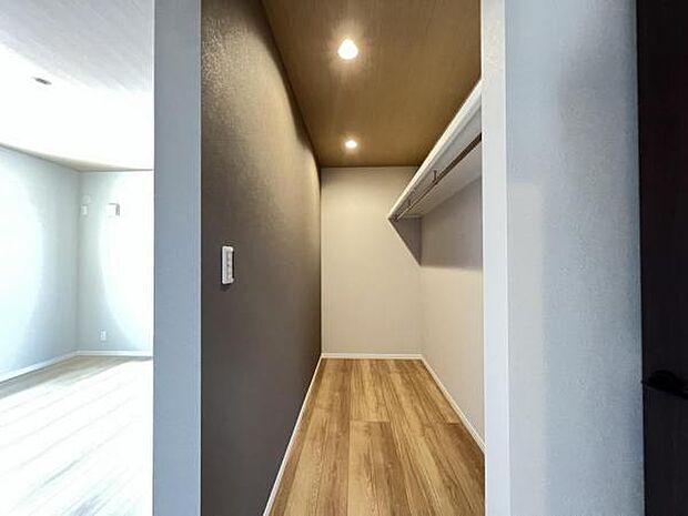 ウォークインクローゼットは、ハンガーパイプや枕棚が備わっており、お洋服等すっきりと収納いただけます。