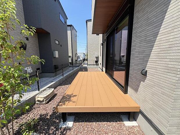 お庭スペースは、ウッドデッキが付いております。