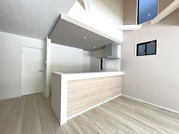 お食事中もキッチンと会話が楽しめるダイニングスペース。