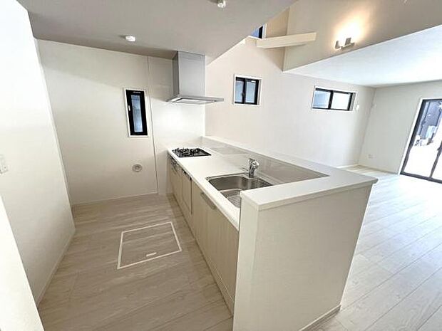 作業スペースが広く家事動線をゆったりと確保できるキッチンです。