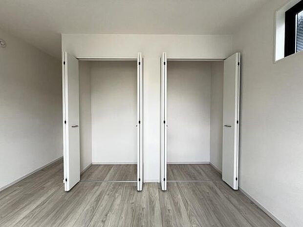 いつでもお部屋をスッキリお使い頂ける収納スペースを設置。