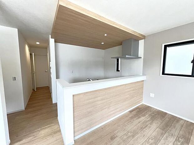 お食事中もキッチンと会話が楽しめるダイニングスペース。