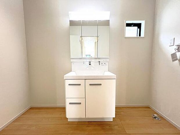 洗面化粧台です。朝の身支度から1日が始まります。