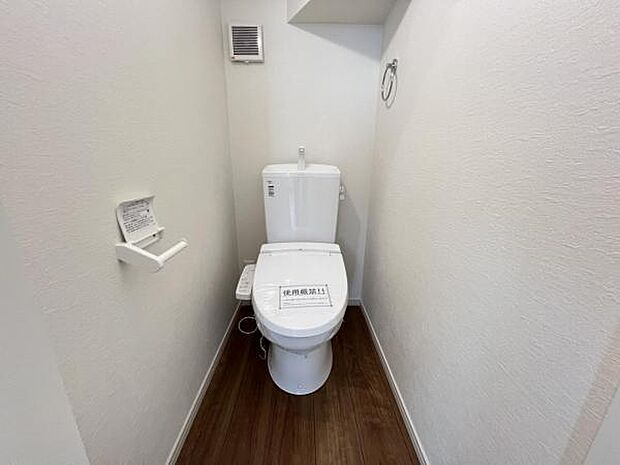 シャワー洗浄機能付のトイレは、清潔感が印象的な空間ですね。