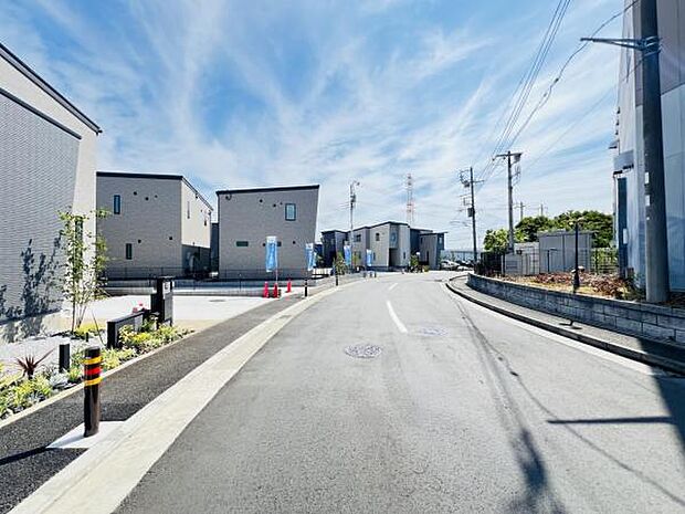 前面道路を含めた現地写真です。