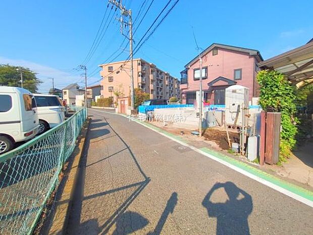 前面道路を含めた現地写真です。