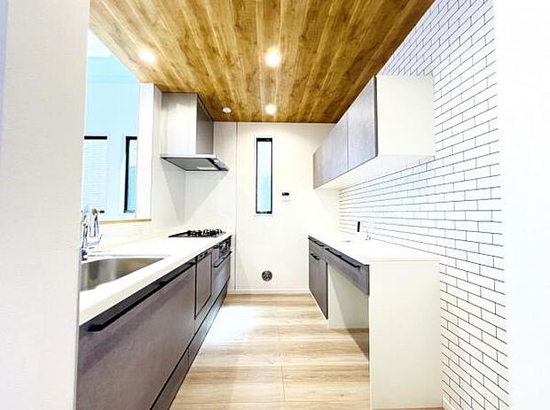 お食事中もキッチンと会話が楽しめるダイニングスペース。