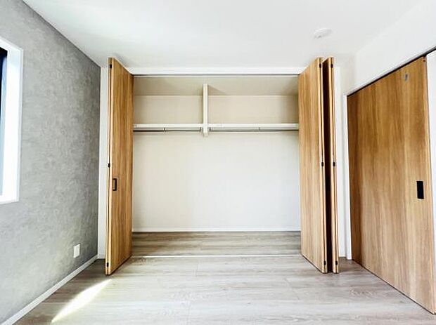 いつでもお部屋をスッキリお使い頂ける収納スペースを設置。