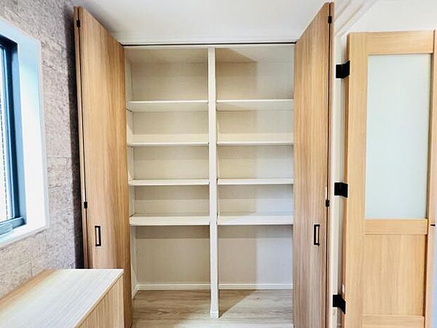 いつでもお部屋をスッキリお使い頂ける収納スペースを設置。