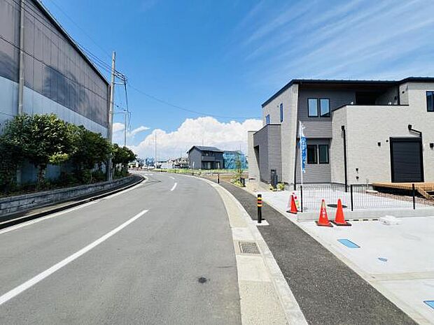 前面道路を含めた現地写真です。