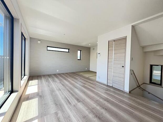 キッチンからリビングが見渡せ、お料理中もご家族の様子を見守れます