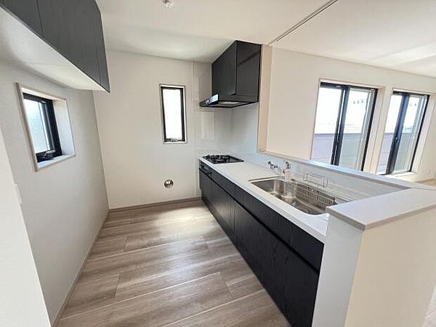 リビングが見渡せ、料理中も会話が弾む対面式キッチンです。