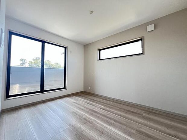 明るい広々とした主寝室でご家族ゆっくりお休みになれますね。