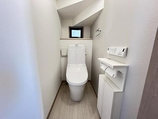 シャワー洗浄機能付のトイレは、清潔感が印象的な空間ですね。