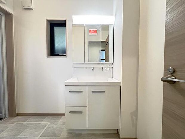 洗面化粧台です。朝の身支度から1日が始まります。