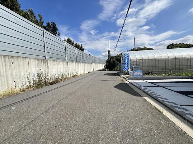 前面道路を含めた現地写真です。ぜひ周辺環境も併せてご覧ください。